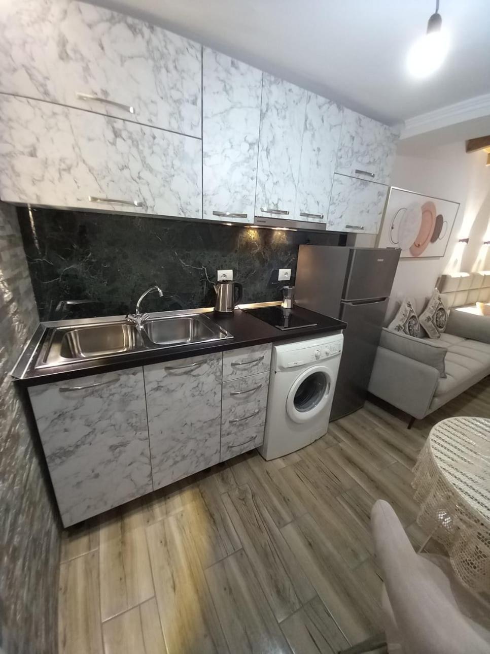 Villa Heljos Apartaments Vlorë Eksteriør billede